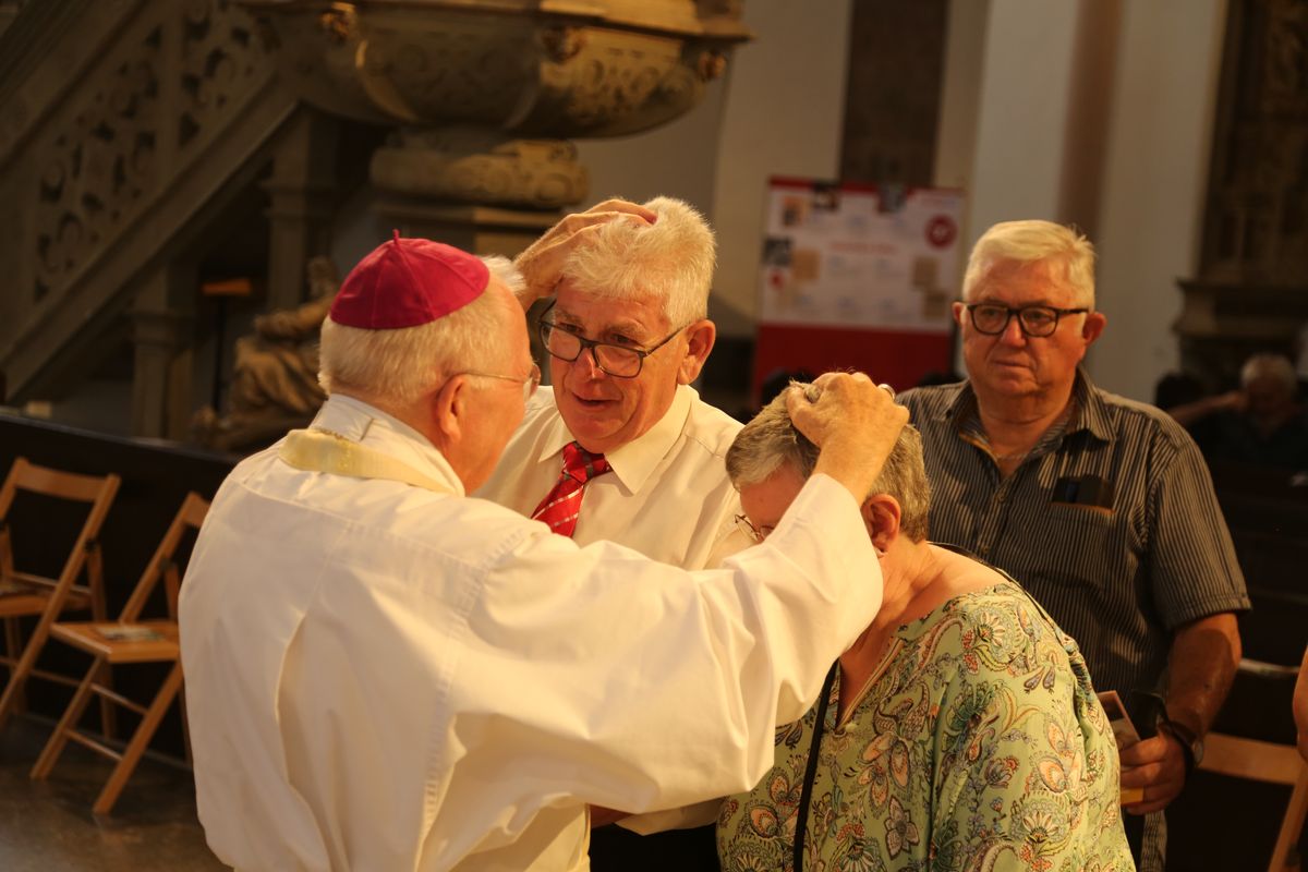 Rund 250 Ehejubilare haben am Freitagnachmittag, 4. Juli, im Kiliansdom in einem Pontifikalgottesdienst mit Weihbischof em. Ulrich Boom ihr Eheversprechen erneuert. 