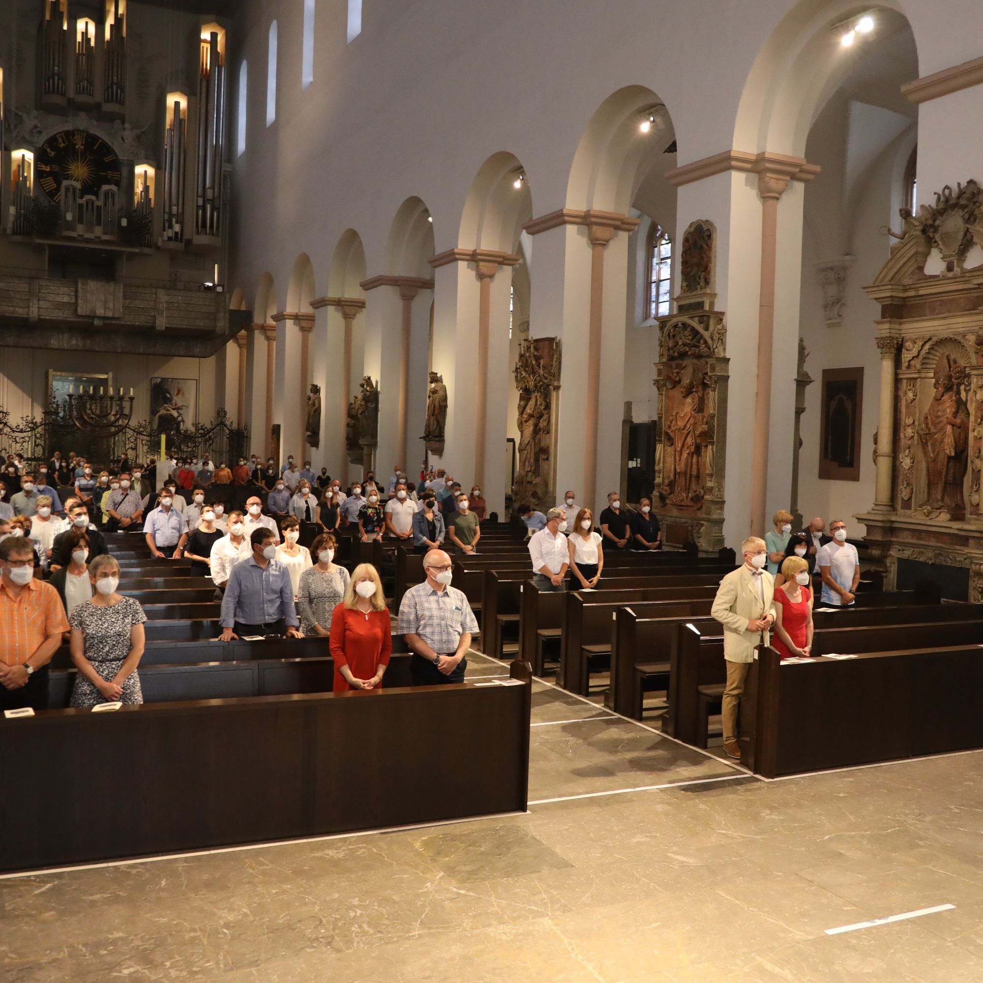 Bischof Dr. Franz Jung feierte am Mittwochabend, 23. Juni, einen Gottesdienst für Ehepaare, die 2021 oder 2021 auf 25 gemeinsame Jahre zurückblicken. Im Anschluss konnten sich die Paare segnen lassen.