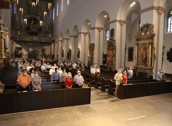 Bischof Dr. Franz Jung feierte am Mittwochabend, 23. Juni, einen Gottesdienst für Ehepaare, die 2021 oder 2021 auf 25 gemeinsame Jahre zurückblicken. Im Anschluss konnten sich die Paare segnen lassen.