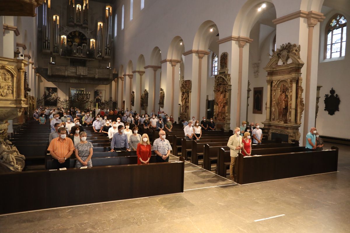 Bischof Dr. Franz Jung feierte am Mittwochabend, 23. Juni, einen Gottesdienst für Ehepaare, die 2021 oder 2021 auf 25 gemeinsame Jahre zurückblicken. Im Anschluss konnten sich die Paare segnen lassen.