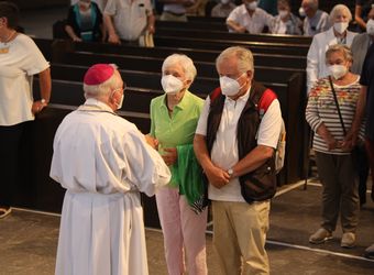 Mit rund 110 Ehepaaren aus der ganzen Diözese hat Weihbischof Ulrich Boom am Mittwochnachmittag, 23. Juni, einen Pontifikalgottesdienst gefeiert. Eingeladen waren Ehejubilare, die in den Jahren 2020 und 2021 auf 50, 60 oder 65 gemeinsame Jahre zurückblicken.