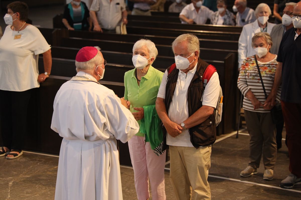 Mit rund 110 Ehepaaren aus der ganzen Diözese hat Weihbischof Ulrich Boom am Mittwochnachmittag, 23. Juni, einen Pontifikalgottesdienst gefeiert. Eingeladen waren Ehejubilare, die in den Jahren 2020 und 2021 auf 50, 60 oder 65 gemeinsame Jahre zurückblicken.