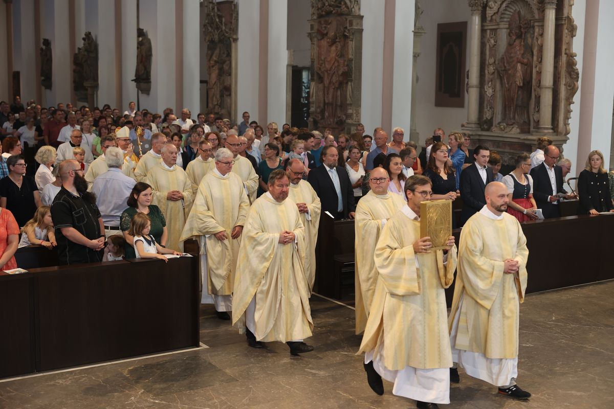 Neun Frauen und fünf Männer hat Bischof Dr. Franz Jung bei einem Pontifikalgottesdienst am Freitag, 19. Juli, als Pastoral- beziehungsweise Gemeindereferenten beauftragt.