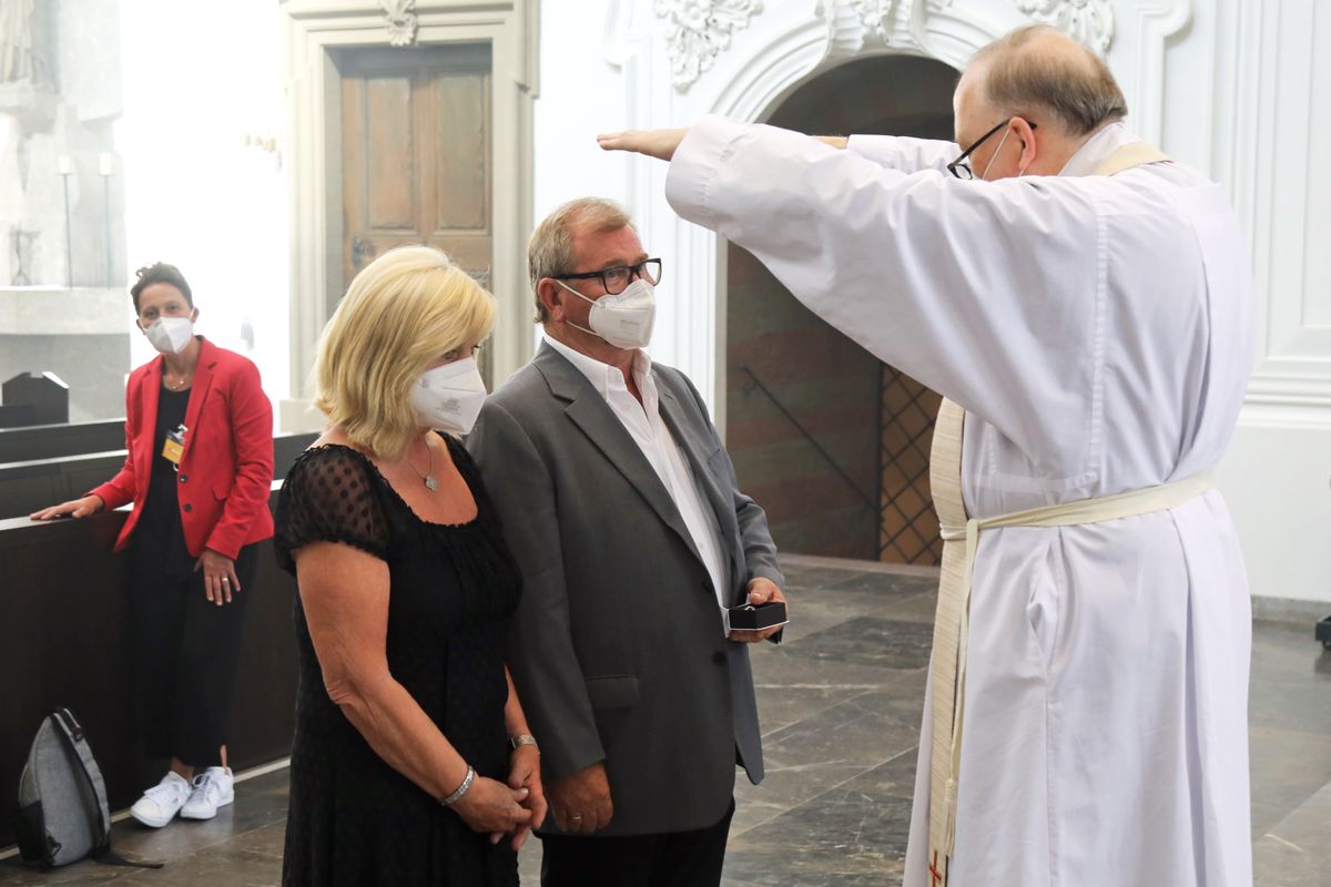 2721/0648 Gottesdienst für Ehejubilare mit Bischof Dr. Franz Jung am Freitagnachmittag, 2. Juli 2021_28513 Bischof Dr. Franz Jung feierte am Freitagnachmittag, 2. Juli 2021, einen Dankgottesdienst im Kiliansdom mit Ehepaaren, die goldenes, diamantenes oder eisernes Ehejubiläum feiern.