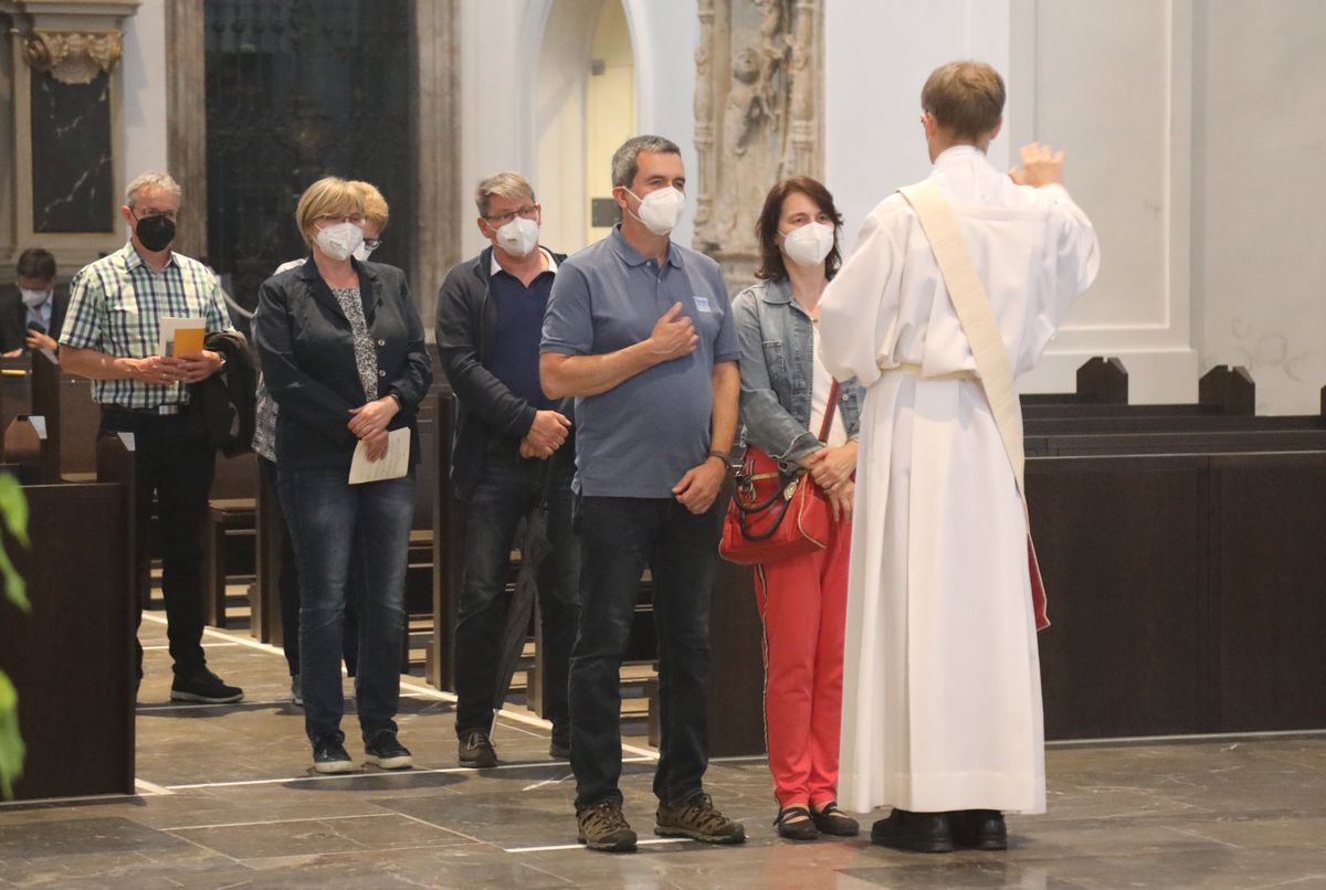 2621/0613 Gottesdienst für Ehejubilare Generalvikar Dr. Vorndran am Freitag, 25. Juni 2021_27675 Generalvikar Dr. Jürgen Vorndran feierte am Freitagabend, 25. Juni, einen Dankgottesdienst mit Ehepaaren, die seit 25 Jahren verheiratet sind. Anschließend spendeten der Generalvikar sowie weitere Priester und Diakone den Jubilaren mit Abstand den Segen.