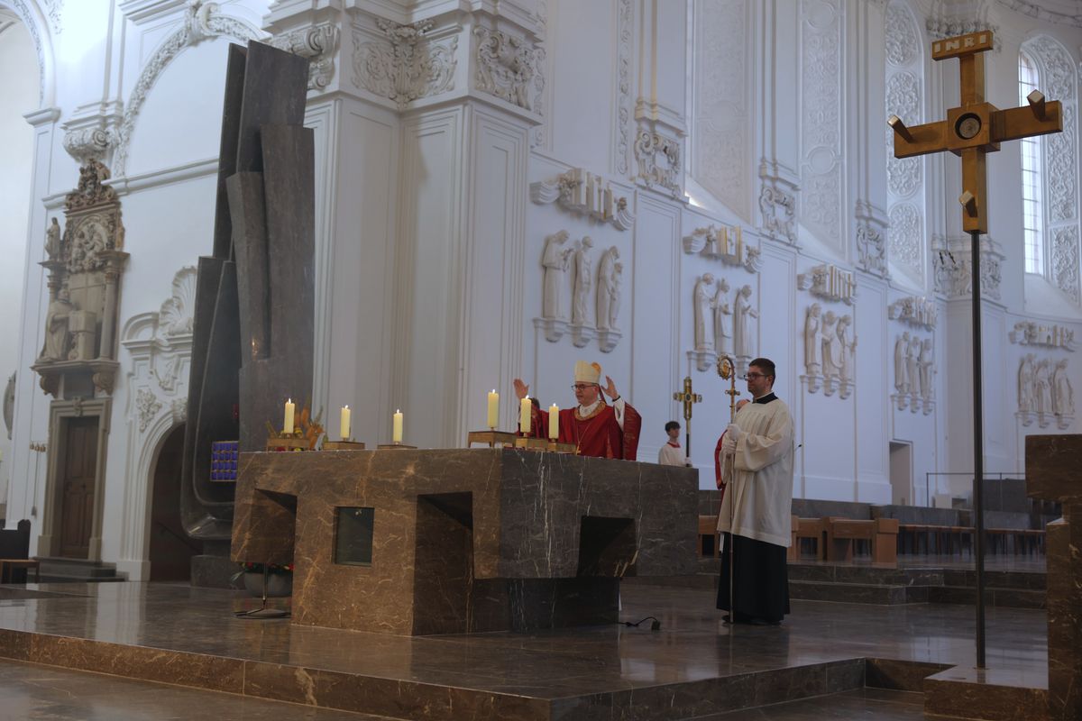 Beim Kiliani-Gottesdienst für die in Schule und Erziehung Tätigen hat Bischof Dr. Franz Jung am Freitag, 11. Juli, im Würzburger Kiliansdom 24 Frauen und Männern die Missio canonica verliehen.