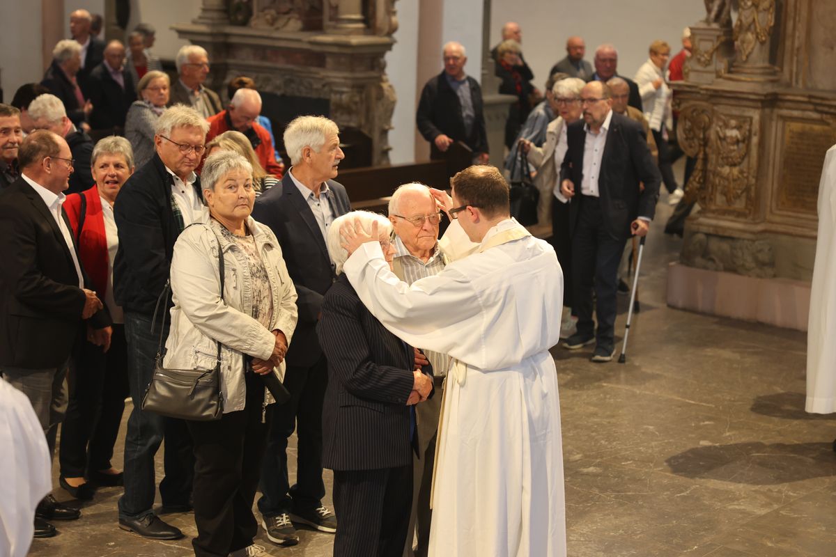 Seelsorgerinnen und Seelsorger spendeten nach dem Gottesdienst den Jubelpaaren individuell den Segen. 