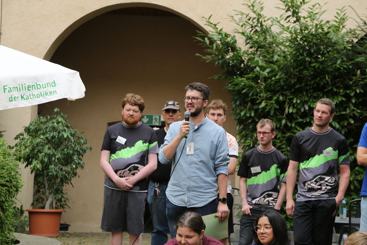 Am Tag der Jugend hat Weihbischof Paul Reder im Anschluss an ein buntes Workshop-Programm einen Kiliani-Gottesdienst mit den Jugendlichen im Kilianeum in Würzburg gefeiert.