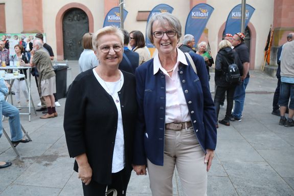 Gabriele Meinert, Angestellte im Büro, und stellvertretende Vorsitzende Martina Bachmann von der Ackermann-Gemeinde Würzburg (von links).