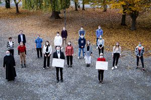 Sepndenübergabe im Egbert-Gymnasium: (vorne von links) Benediktinerbruder Dr. Ansgar Stüfe, Dr. Michael Bedö von der Deutschen Kinderkrebshilfe und Dr. Regina Vogt-Heeren vom Verein "Stop India", hintere Reihen (ganz links) Projektleiterin Heike Höhn und Direktor Markus Binzenhöfer, daneben das P-Seminar Sport.