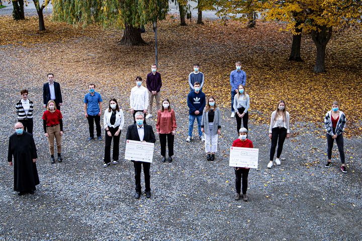 Sepndenübergabe im Egbert-Gymnasium: (vorne von links) Benediktinerbruder Dr. Ansgar Stüfe, Dr. Michael Bedö von der Deutschen Kinderkrebshilfe und Dr. Regina Vogt-Heeren vom Verein "Stop India", hintere Reihen (ganz links) Projektleiterin Heike Höhn und Direktor Markus Binzenhöfer, daneben das P-Seminar Sport.