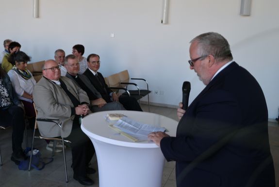 Saßen beim Empfang in der ersten Reihe (von links) Dompfarrer Stefan Gessner, Generalvikar Dr. Jürgen Vorndran und Weihbischof Paul Reder. Saßen beim Empfang in der ersten Reihe (von links) Dompfarrer Stefan Gessner, Generalvikar Dr. Jürgen Vorndran und Weihbischof Paul Reder.