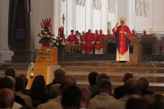 Mit einer Reliquienprozession von Sankt Burkard über die Alte Mainbrücke und einem Pontifikalgottesdienst im Kiliansdom ist am Sonntag, 6. Juli, die Kiliani-Wallfahrtswoche 2025 eröffnet worden.