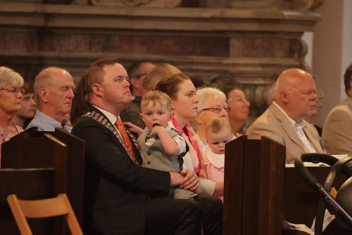 Mit einer Reliquienprozession von Sankt Burkard über die Alte Mainbrücke und einem Pontifikalgottesdienst im Kiliansdom ist am Sonntag, 6. Juli, die Kiliani-Wallfahrtswoche 2025 eröffnet worden.