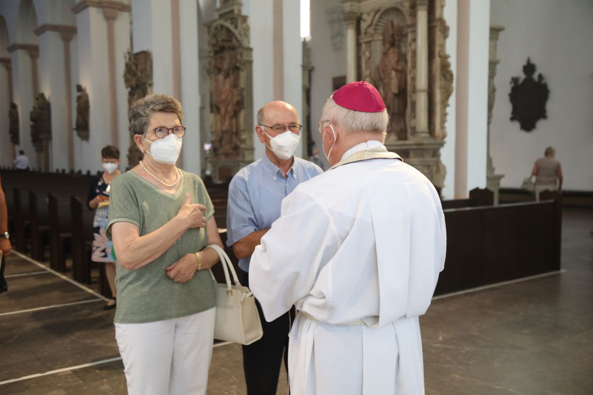 2621/0622 - Ehejubilare Gold mit Weihbischof Ulrich Boom_27938 Weihbischof Ulrich Boom feierte am Montagnachmittag, 26. Juni, einen Gottesdienst für Ehepaare, die 2020 oder 2021 ihr goldenes, diamantenes oder eisernes Ehejubiläum hatten. Im Anschluss konnten sich die Paare segnen lassen.