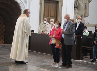 Im Anschluss an den Ehejubilarsgottesdienst mit Weihbischof Ulrich Boom am Freitagvormittag, 2. Juli, konnten sich die Paare von ihm und weiteren Priestern und Diakonen segnen lassen.
