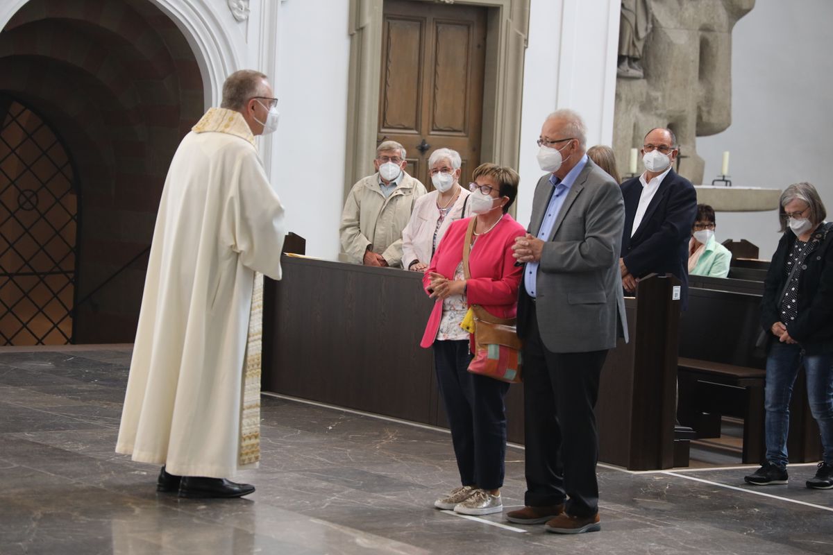 2721/0646 Ehejubilare Freitag, 2- Juli vormittags WB Boom_28458 Im Anschluss an den Ehejubilarsgottesdienst mit Weihbischof Ulrich Boom am Freitagvormittag, 2. Juli, konnten sich die Paare von ihm und weiteren Priestern und Diakonen segnen lassen.