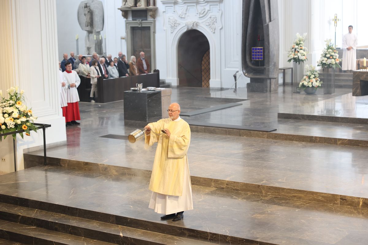 Mit mehr als 400 Ehepaaren, die seit 50, 60, 65 oder 70 Jahren verheiratet sind, hat Weihbischof em. Ulrich Boom am Donnerstagvormittag, 4. Juli, im Würzburger Kiliansdom einen Pontifikalgottesdienst gefeiert.