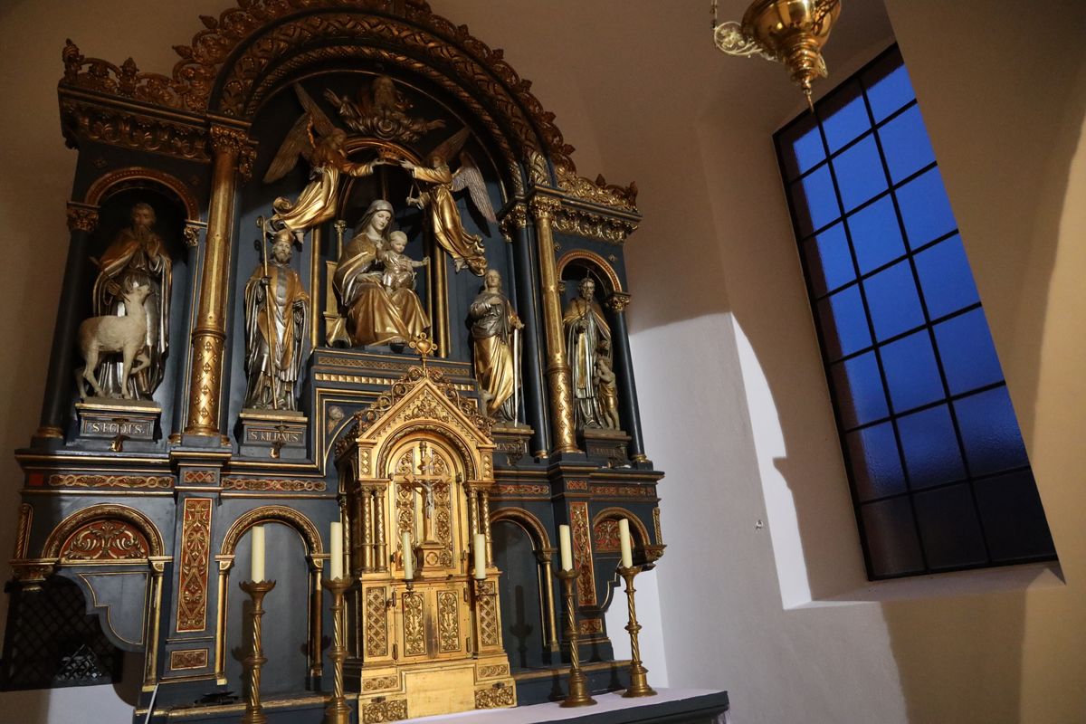 Das Fenster neben dem Hochaltar ist historisch. Bei einer vergangenen Renovierung war es komplett zugemauert worden und hatte in Folge statische Probleme verursacht. Das Fenster neben dem Hochaltar ist historisch. Bei einer vergangenen Renovierung war es komplett zugemauert worden und hatte in Folge statische Probleme verursacht.