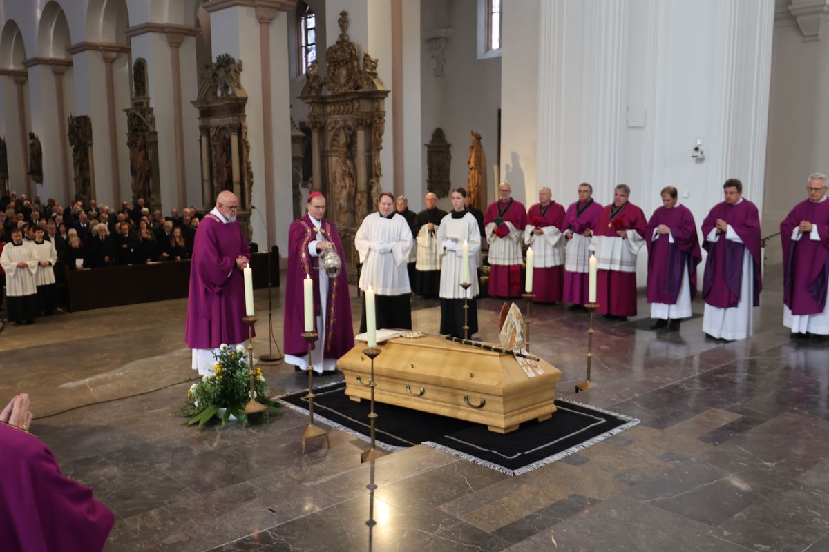 Bischof Dr. Franz Jung feierte am Samstag, 12. Oktober, im Würzburger KIliansdom ein Pontifikalrequiem für Weihbischof em. Helmut Bauer. Die anschließende Beisetzung leitete Dompropst Weihbischof Paul Reder.