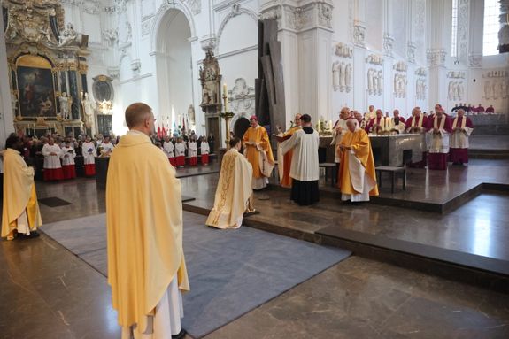 Bei einem Pontifkalgottesdienst im Würzburger Kiliansdom ist an Christi Himmelfahrt, 9. Mai 2024, Weihbischof Paul Reder zum Bischof geweiht worden. 
