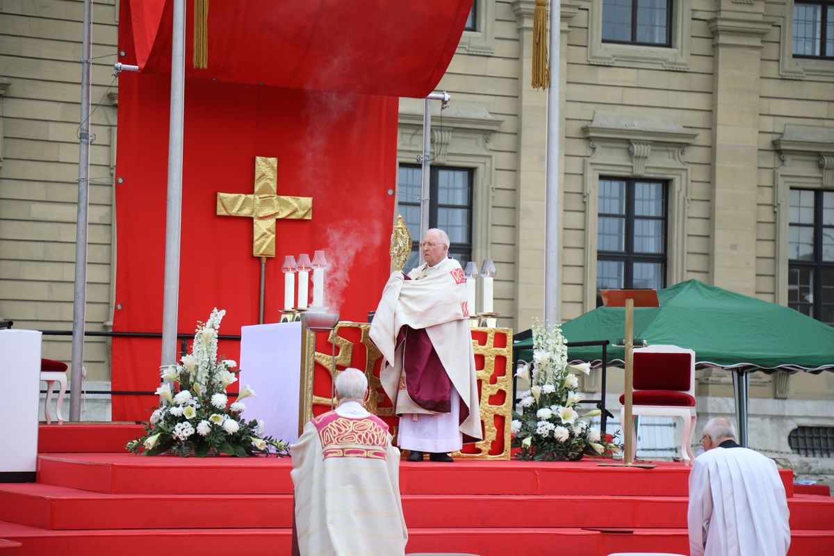Weihbischof Ulrich Boom erteilt zum Hochfest Fronleichnam an der Residenz in Würzburg den eucharistischen Segen mit der Monstranz.