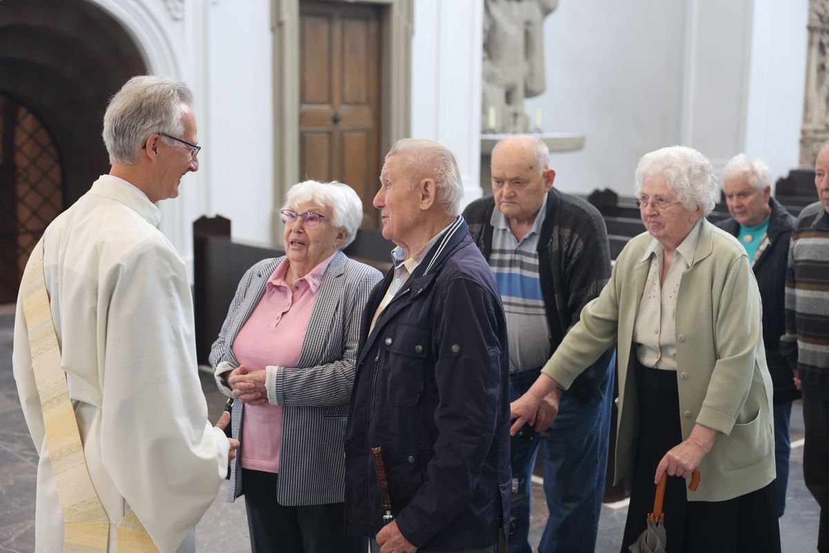 Seelsorgerinnen und Seelsorger spendeten nach dem Gottesdienst den Jubelpaaren individuell den Segen. 