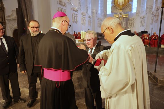 Bischof Dr. Franz Jung überreichte Norbert Baumann den päpstlichen Silvesterorden.