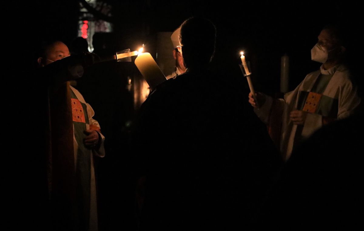 Bischof Dr. Franz Jung feierte am Samstagabend, 3. April, im Würzburger Kiliansdom die Osternacht, die "Mutter aller Vigilien".  Das Osterlicht wurde in Begleitung von Generalvikar Dr. Jürgen Vorndran und Dompfarrer Stefan Gessner in den dunklen Kiliansdom getragen und an die Gläubigen weitergereicht. 