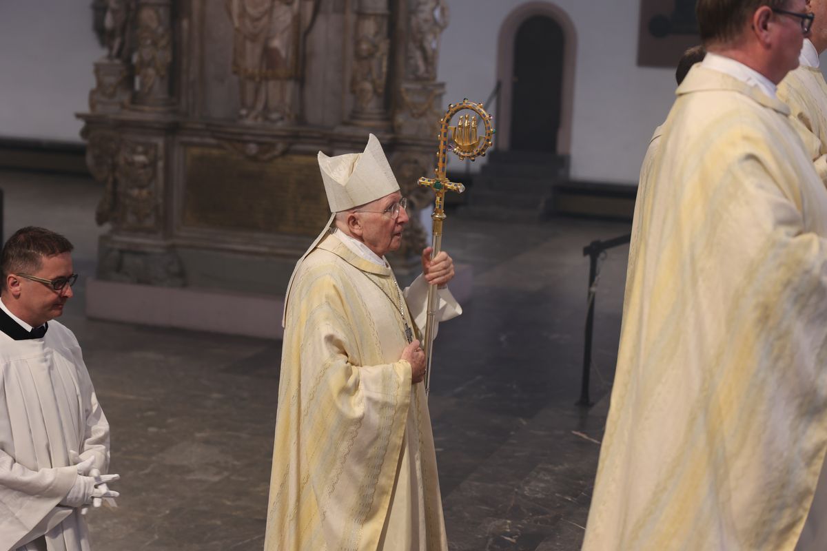 Mit mehr als 400 Ehepaaren, die seit 50, 60, 65 oder 70 Jahren verheiratet sind, hat Weihbischof em. Ulrich Boom am Donnerstagvormittag, 4. Juli, im Würzburger Kiliansdom einen Pontifikalgottesdienst gefeiert.
