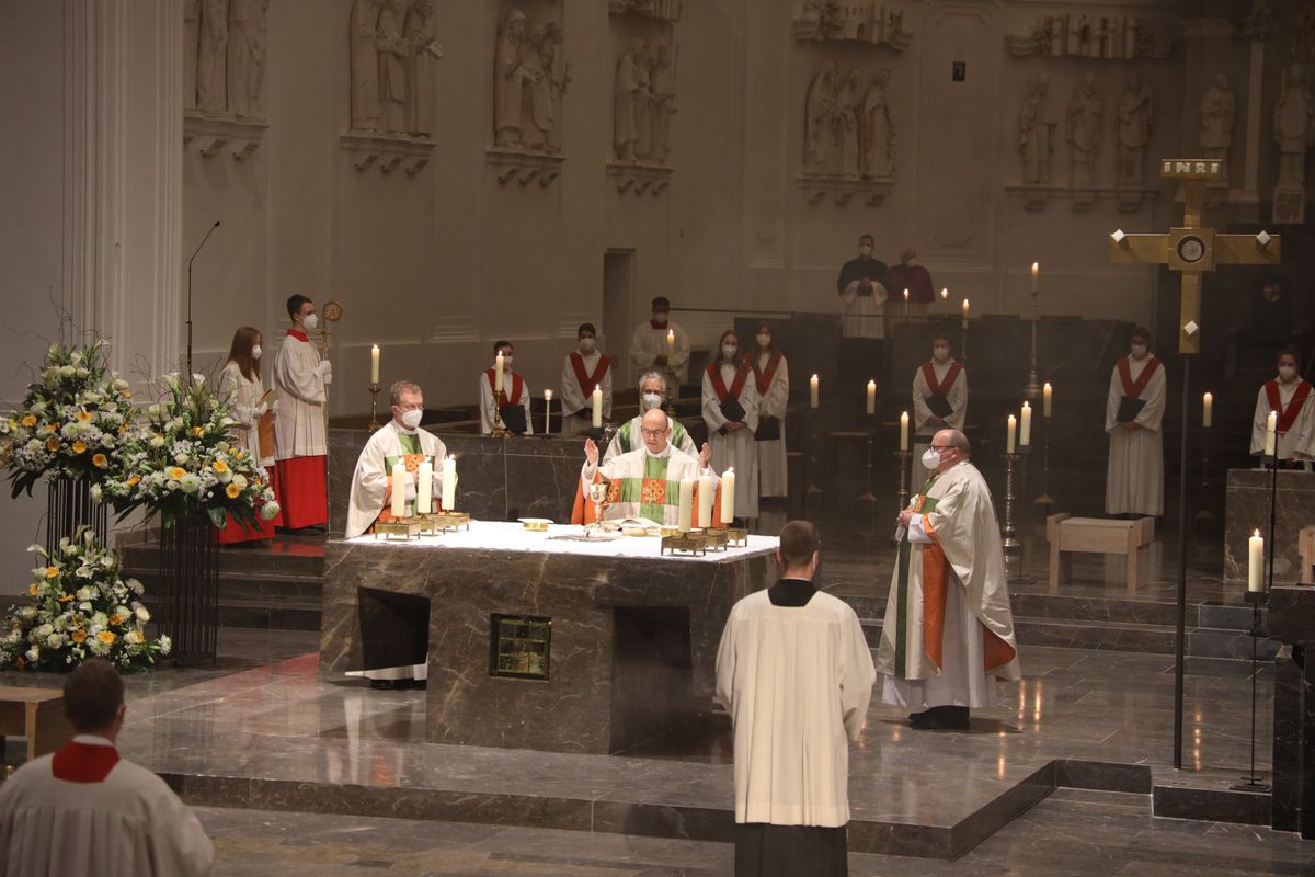 Bischof Dr. Franz Jung feierte am Samstagabend, 3. April, im Würzburger Kiliansdom die Osternacht, die "Mutter aller Vigilien".  