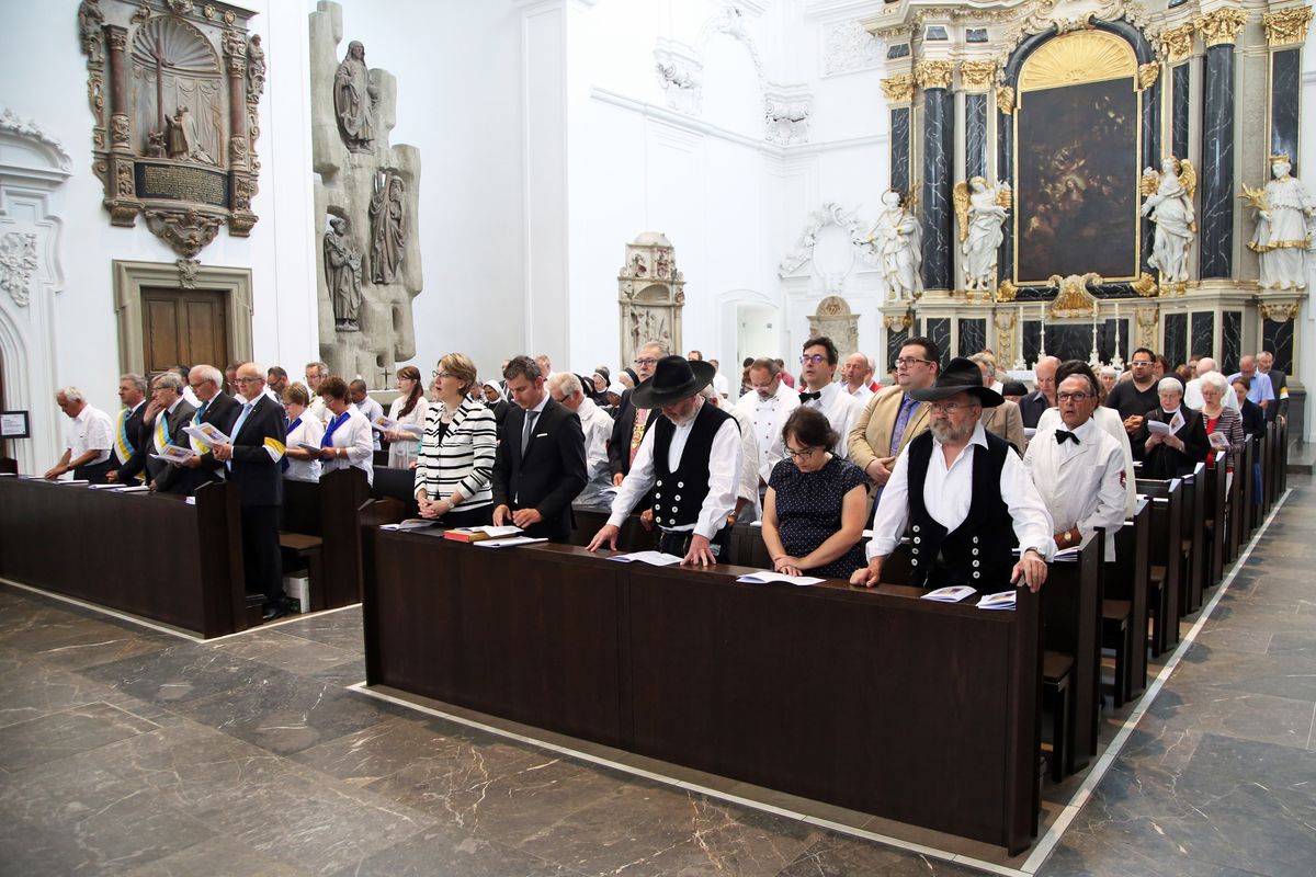 Die Fronleichnamsprozession in Würzburg stand unter dem Motto "Denn Gott hat uns nicht einen Geist der Verzagtheit gegeben, sondern den Geist der Kraft, der Liebe und Besonnenheit".