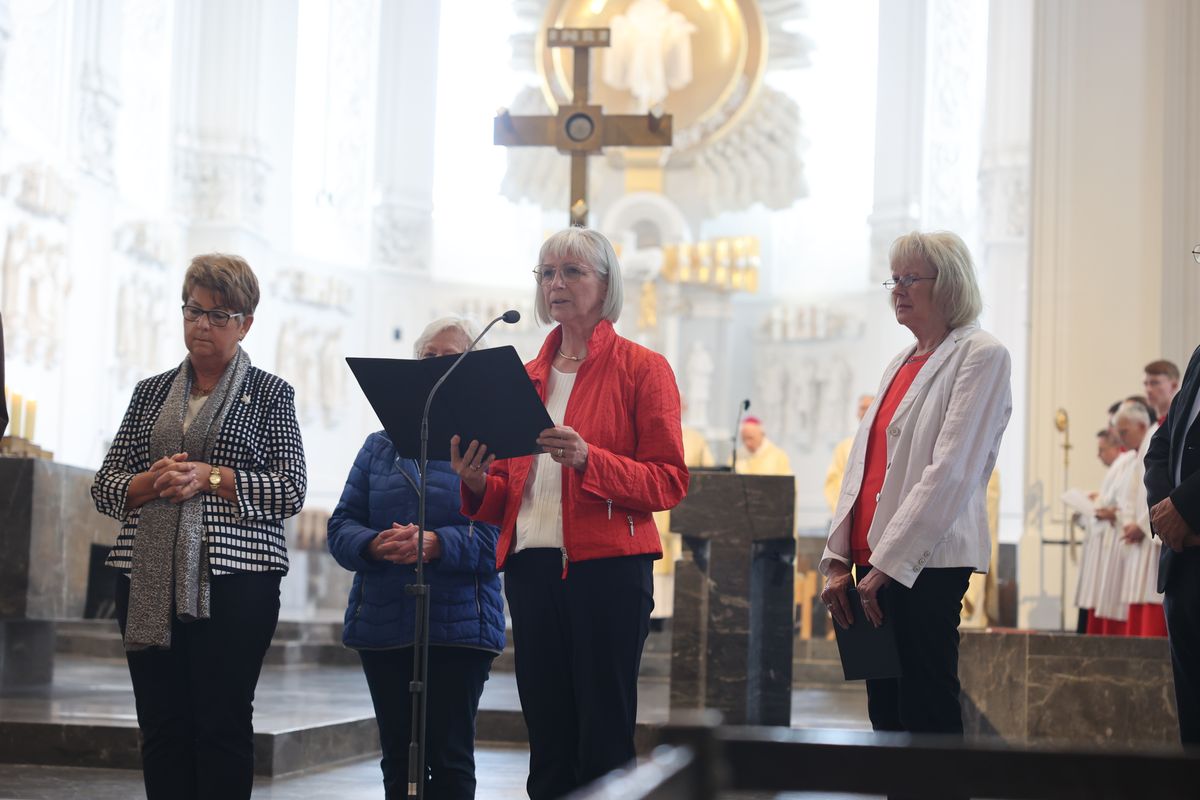 Mit mehr als 400 Ehepaaren, die seit 50, 60, 65 oder 70 Jahren verheiratet sind, hat Weihbischof em. Ulrich Boom am Donnerstagvormittag, 4. Juli, im Würzburger Kiliansdom einen Pontifikalgottesdienst gefeiert.