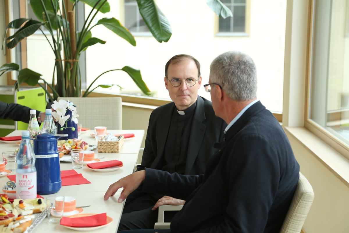 Weihbischof Paul Reder hat am Mittwoch, 9. Juli, einen Kiliani-Gottesdienst in der Kapelle der Ritaschwestern am Juliusspital Hospiz in Würzburg gefeiert. Nach dem Gottesdienst besuchte er das Hospiz und kam in den Austausch mit Mitarbeitenden und Gästen.