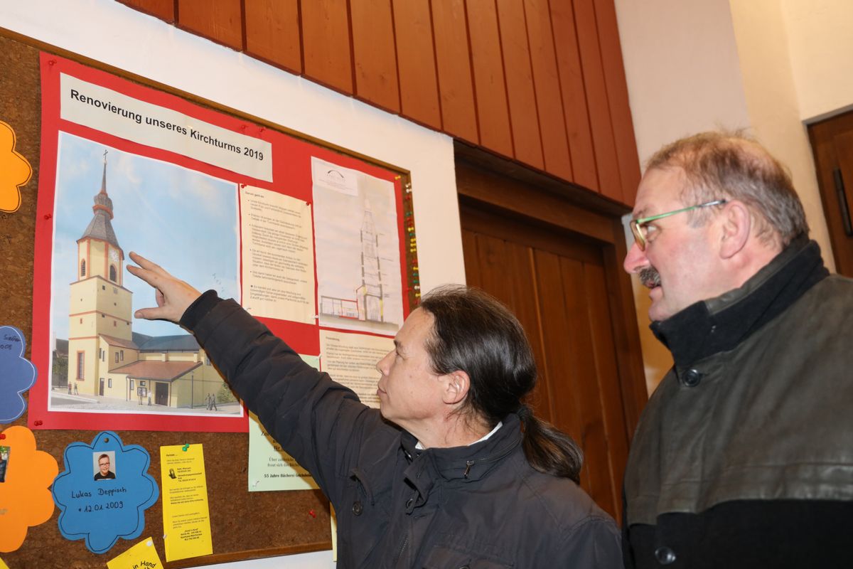 Pfarrer Gregor Sauer (links) und Kirchenpfleger Franz-Josef Schmitt erläutern an einer Zeichnung das ursprüngliche Bauvorhaben. Pfarrer Gregor Sauer (links) und Kirchenpfleger Franz-Josef Schmitt erläutern an einer Zeichnung das ursprüngliche Bauvorhaben.
