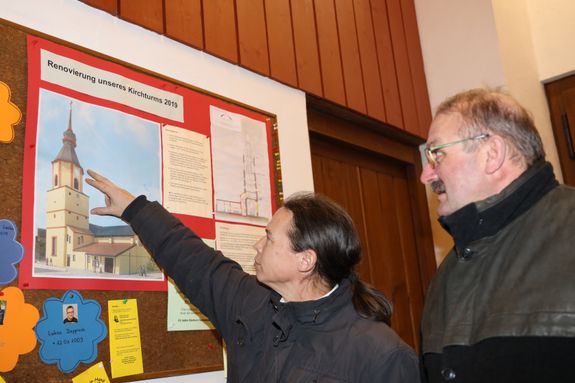 Pfarrer Gregor Sauer (links) und Kirchenpfleger Franz-Josef Schmitt erläutern an einer Zeichnung das ursprüngliche Bauvorhaben. Pfarrer Gregor Sauer (links) und Kirchenpfleger Franz-Josef Schmitt erläutern an einer Zeichnung das ursprüngliche Bauvorhaben.