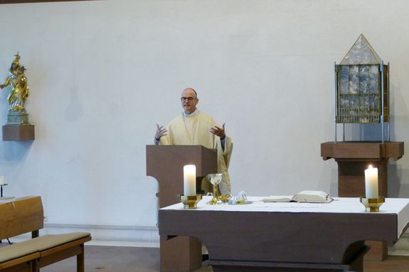 Bischof Dr. Franz Jung feierte mit Priestern des Bistums, die in diesem Jahr ein Weihejubiläum begehen, in der Hauskapelle des Tagungszentrums Schmerlenbach einen Gottesdienst. 