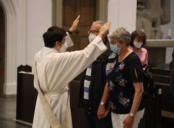 Bischof Dr. Franz Jung feierte am Mittwochabend, 23. Juni, einen Gottesdienst für Ehepaare, die 2021 oder 2021 auf 25 gemeinsame Jahre zurückblicken. Im Anschluss konnten sich die Paare segnen lassen.