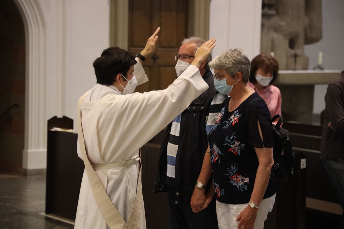 Bischof Dr. Franz Jung feierte am Mittwochabend, 23. Juni, einen Gottesdienst für Ehepaare, die 2021 oder 2021 auf 25 gemeinsame Jahre zurückblicken. Im Anschluss konnten sich die Paare segnen lassen.