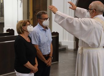 Mit rund 110 Ehepaaren aus der ganzen Diözese hat Weihbischof Ulrich Boom am Mittwochnachmittag, 23. Juni, einen Pontifikalgottesdienst gefeiert. Eingeladen waren Ehejubilare, die in den Jahren 2020 und 2021 auf 50, 60 oder 65 gemeinsame Jahre zurückblicken.
