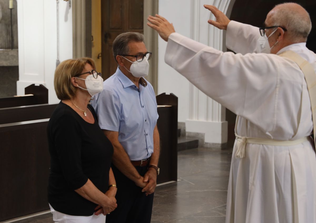 Mit rund 110 Ehepaaren aus der ganzen Diözese hat Weihbischof Ulrich Boom am Mittwochnachmittag, 23. Juni, einen Pontifikalgottesdienst gefeiert. Eingeladen waren Ehejubilare, die in den Jahren 2020 und 2021 auf 50, 60 oder 65 gemeinsame Jahre zurückblicken.
