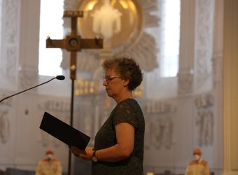 Mit rund 100 Ehepaaren aus der ganzen Diözese hat Bischof Dr. Franz Jung am Montagabend, 28. Juni, einen Gottesdienst im Würzburger Kiliansdom gefeiert. Eingeladen waren Ehejubilare, die in den Jahren 2020 und 2021 ihr silbernes Ehejubiläum feiern. Nach dem Gottesdienst ließen sich die Ehepartner von Bischof Jung und weiteren Priestern und Diakonen mit Abstand segnen.