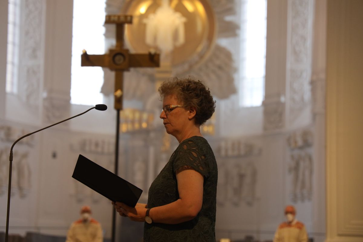 2621/0619 Ehejubilare Bischof 28. Juni Abend_27945 Mit rund 100 Ehepaaren aus der ganzen Diözese hat Bischof Dr. Franz Jung am Montagabend, 28. Juni, einen Gottesdienst im Würzburger Kiliansdom gefeiert. Eingeladen waren Ehejubilare, die in den Jahren 2020 und 2021 ihr silbernes Ehejubiläum feiern. Nach dem Gottesdienst ließen sich die Ehepartner von Bischof Jung und weiteren Priestern und Diakonen mit Abstand segnen.