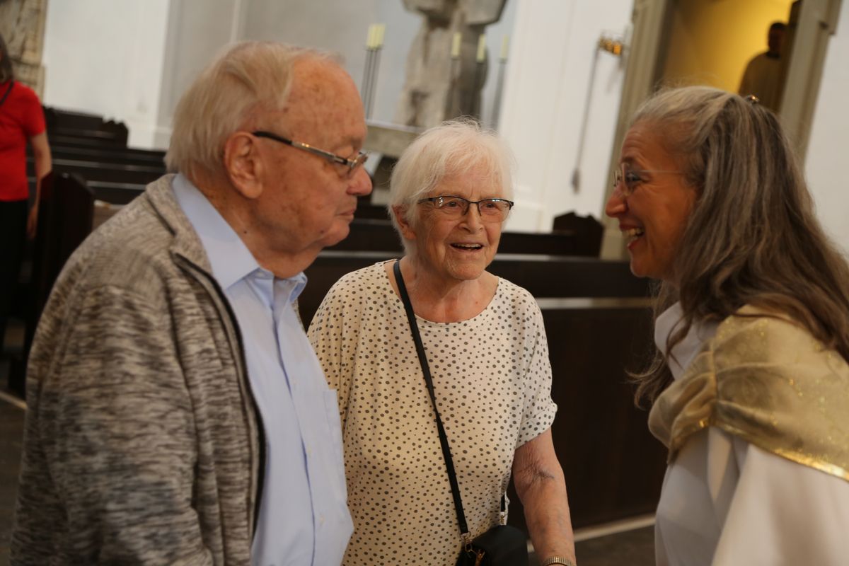 Rund 250 Ehejubilare haben am Freitagnachmittag, 4. Juli, im Kiliansdom in einem Pontifikalgottesdienst mit Weihbischof em. Ulrich Boom ihr Eheversprechen erneuert. 