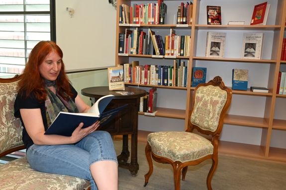 Fachbibliothekarin Nikola Willner vertieft sich im Lesesaal der Diözesanbibliothek in ein Buch. Fachbibliothekarin Nikola Willner vertieft sich im Lesesaal der Diözesanbibliothek in ein Buch.