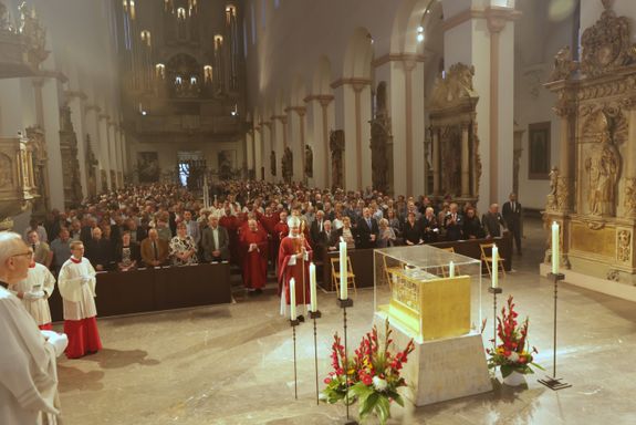 Rund 900 Personen feierten den Kiliani-Pontifikalgottesdienst für Räte und Politiker am Montagabend, 7. Juli, im Kiliansdom mit. Eine Begegnung auf dem Kiliansplatz schloss sich an. 