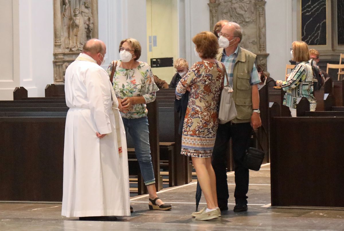 2621/0613 Gottesdienst für Ehejubilare Generalvikar Dr. Vorndran am Freitag, 25. Juni 2021_27677 Generalvikar Dr. Jürgen Vorndran feierte am Freitagabend, 25. Juni, einen Dankgottesdienst mit Ehepaaren, die seit 25 Jahren verheiratet sind. Anschließend spendeten der Generalvikar sowie weitere Priester und Diakone den Jubilaren mit Abstand den Segen.