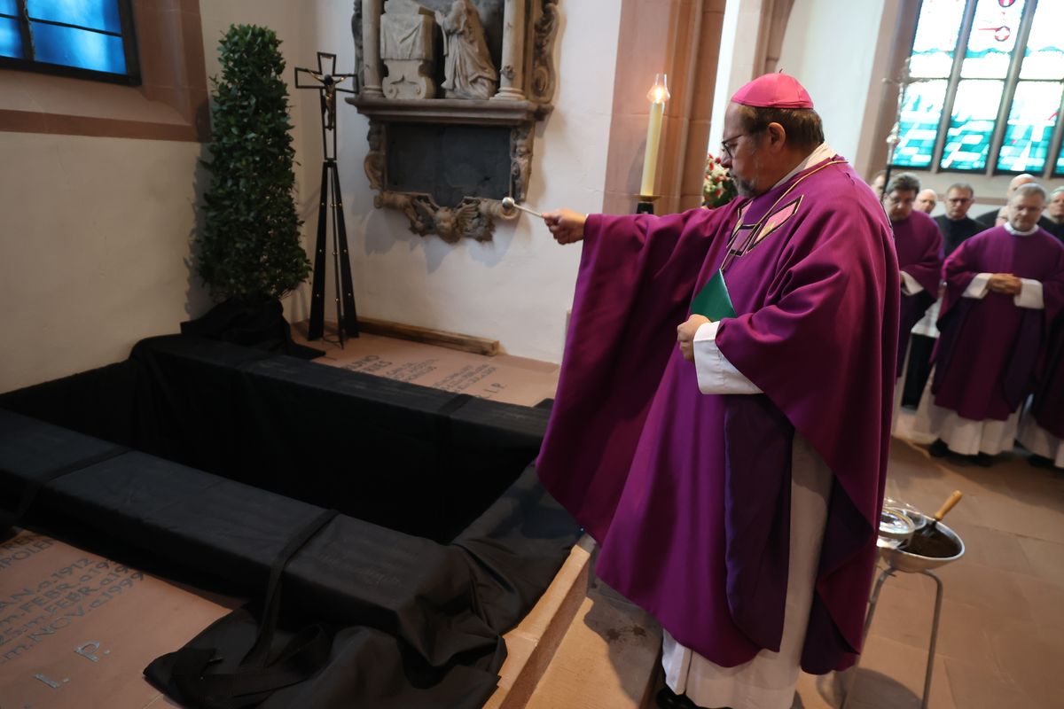 Bischof Dr. Franz Jung feierte am Samstag, 12. Oktober, im Würzburger KIliansdom ein Pontifikalrequiem für Weihbischof em. Helmut Bauer. Die anschließende Beisetzung leitete Dompropst Weihbischof Paul Reder.