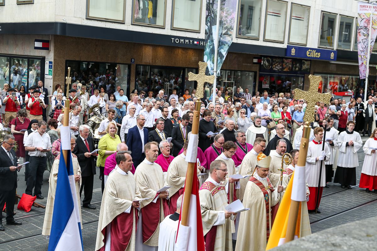 Die Fronleichnamsprozession in Würzburg stand unter dem Motto "Denn Gott hat uns nicht einen Geist der Verzagtheit gegeben, sondern den Geist der Kraft, der Liebe und Besonnenheit".