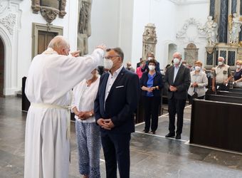 Bischof em. Dr. Friedhelm Hofmann feierte am Mittwochvormittag, 23. Juni, im Kiliansdom einen Pontifikalgottesdienst für Ehejubilare, die in den Jahren 2020 und 2021 auf 50, 60 oder 65 gemeinsame Jahre zurückblicken.
